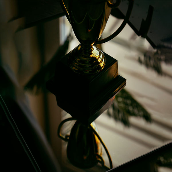 Copa dorada sobre mesa