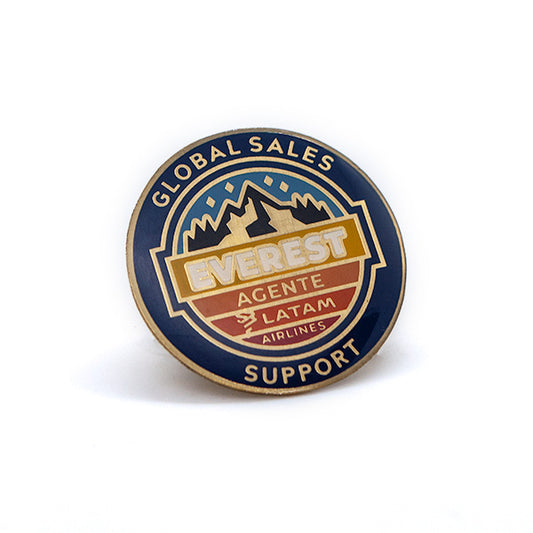 Pin metalico dorado con pintura