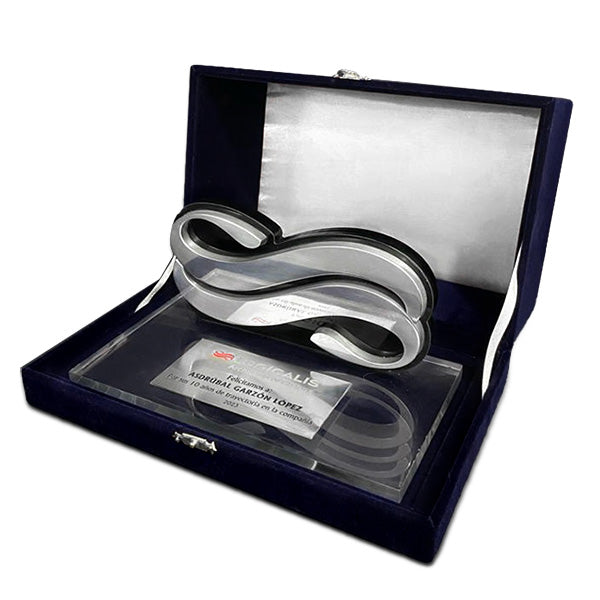 Trofeo personalizado en acero y acrílico con estuche en pana japonesa