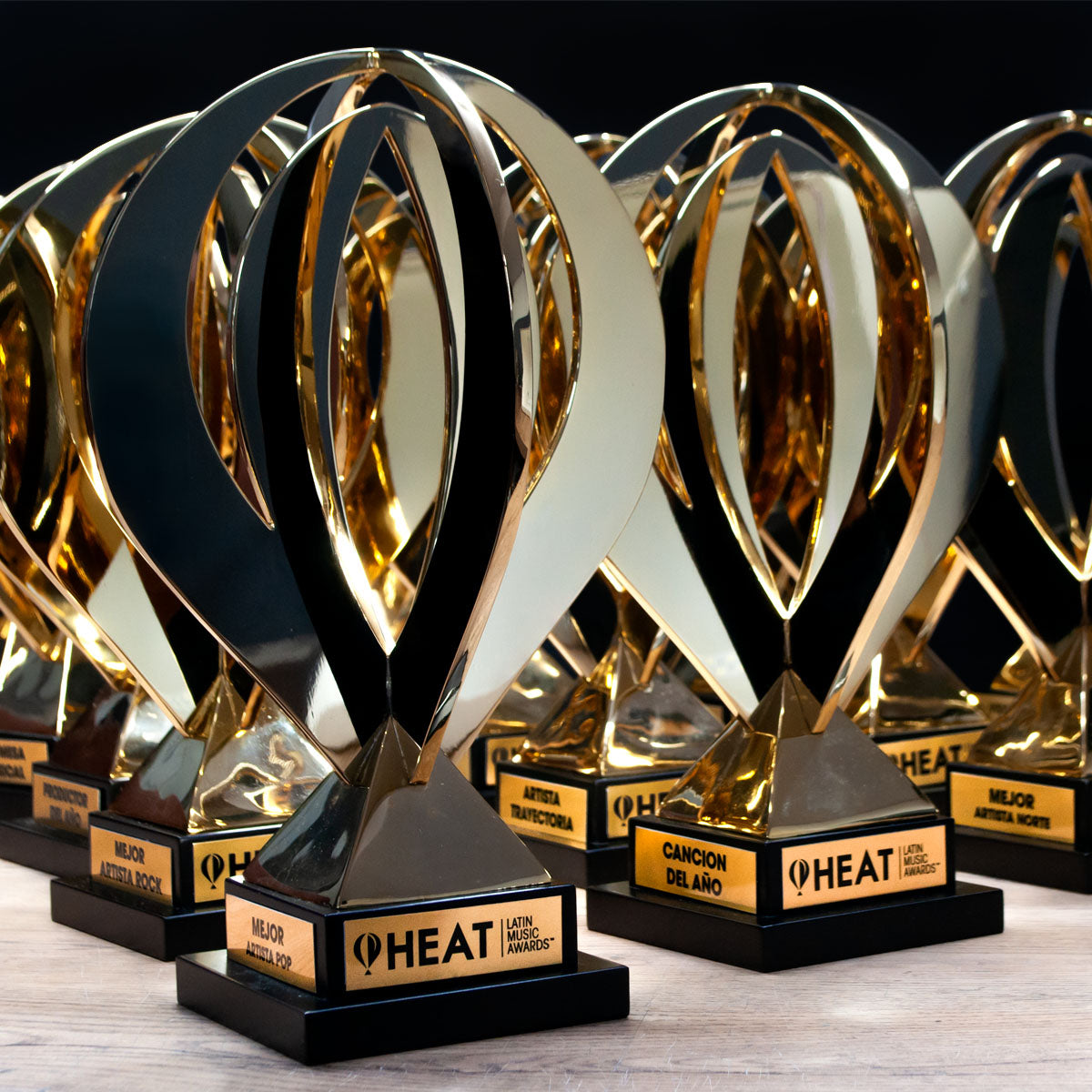 Trofeos en bronce con baño en oro con placas personalizadas