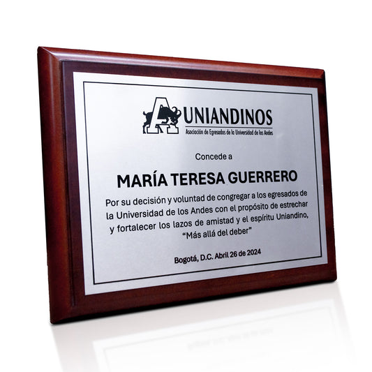 placa plateada con textos grabados