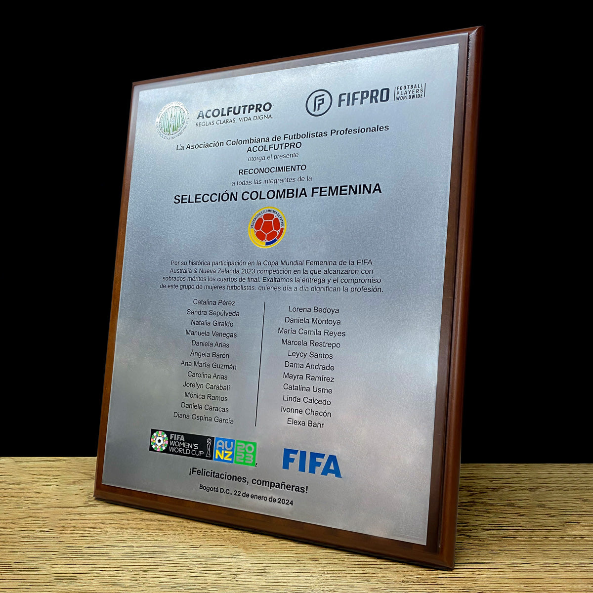 placa metálica de homenaje