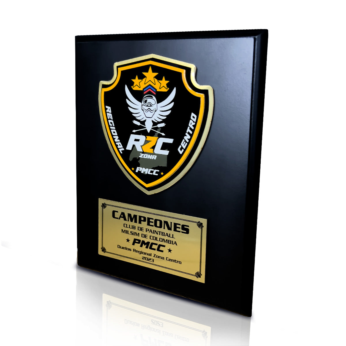 placa de homenaje con escudos