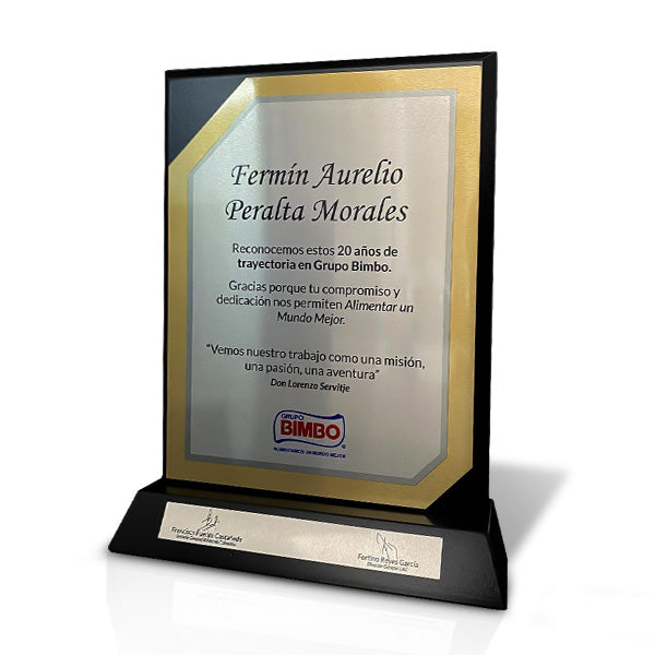 placa conmemorativa dorada