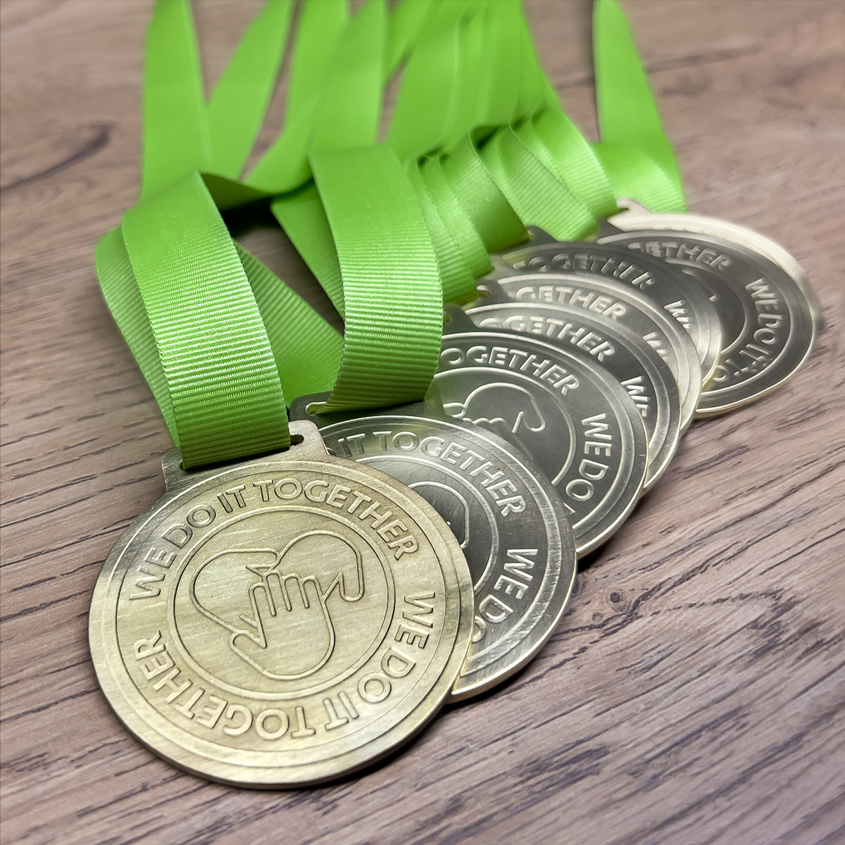 Medallas fotograbadas con acabado en dorado