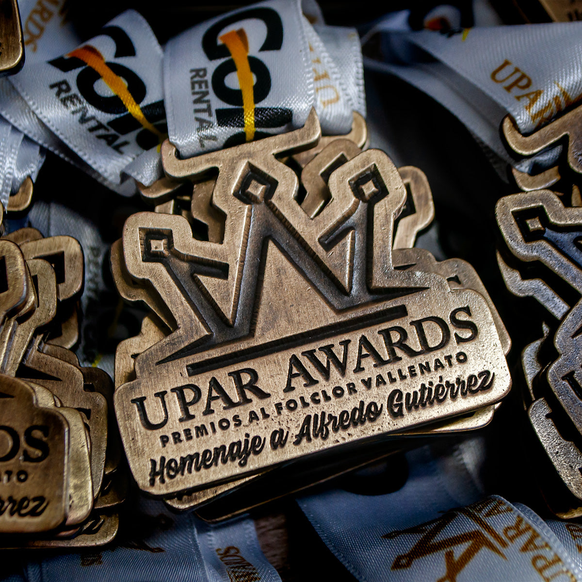 Medallas en zamak fundido color dorado antiguo