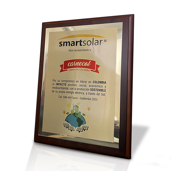 placa conmemorativa dorada