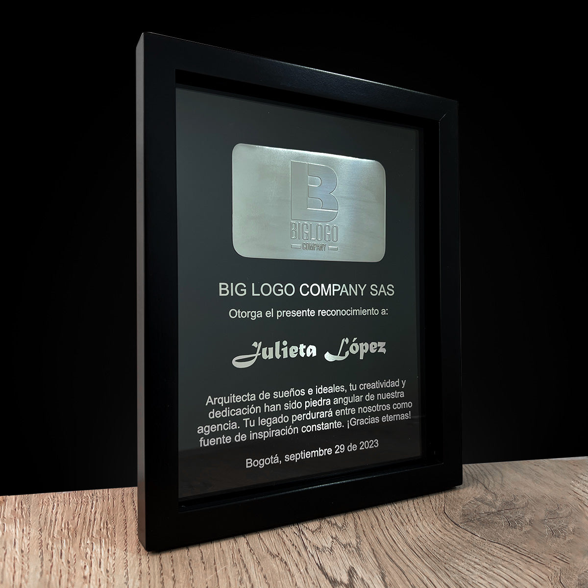 placa conmemorativa con aplique plateado
