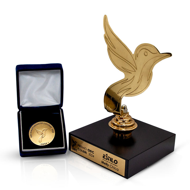 Trofeo metalico dorado con moneda de oro y estuche