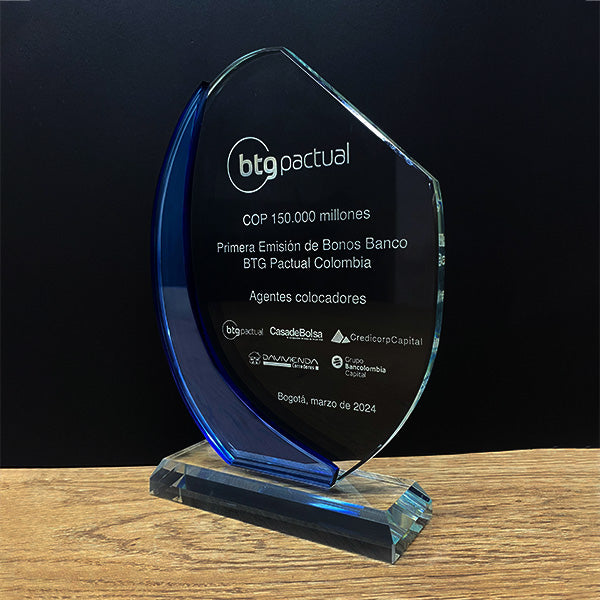 Trofeo de vidrio con aplique y grabado laser de textos y logos