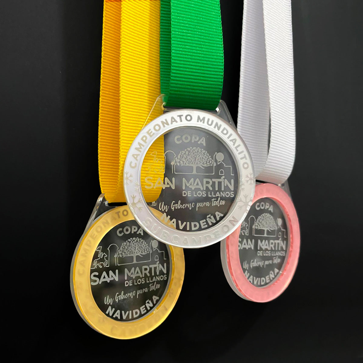 medallas con grabado laser y apliques acrilicos