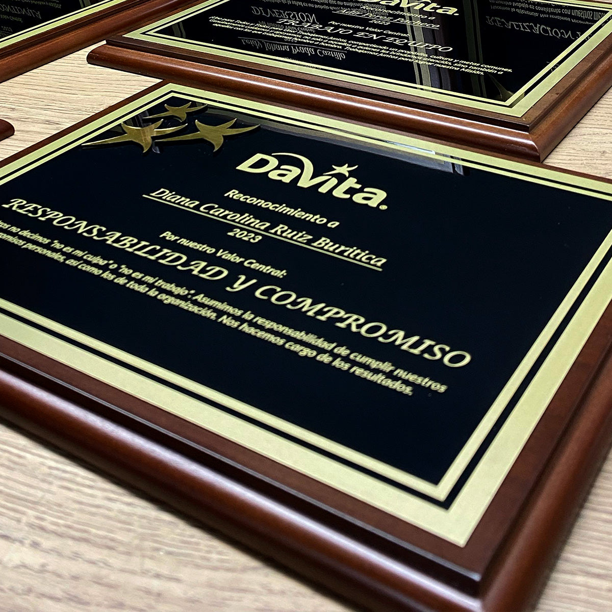placas de conmemoracion con apliques